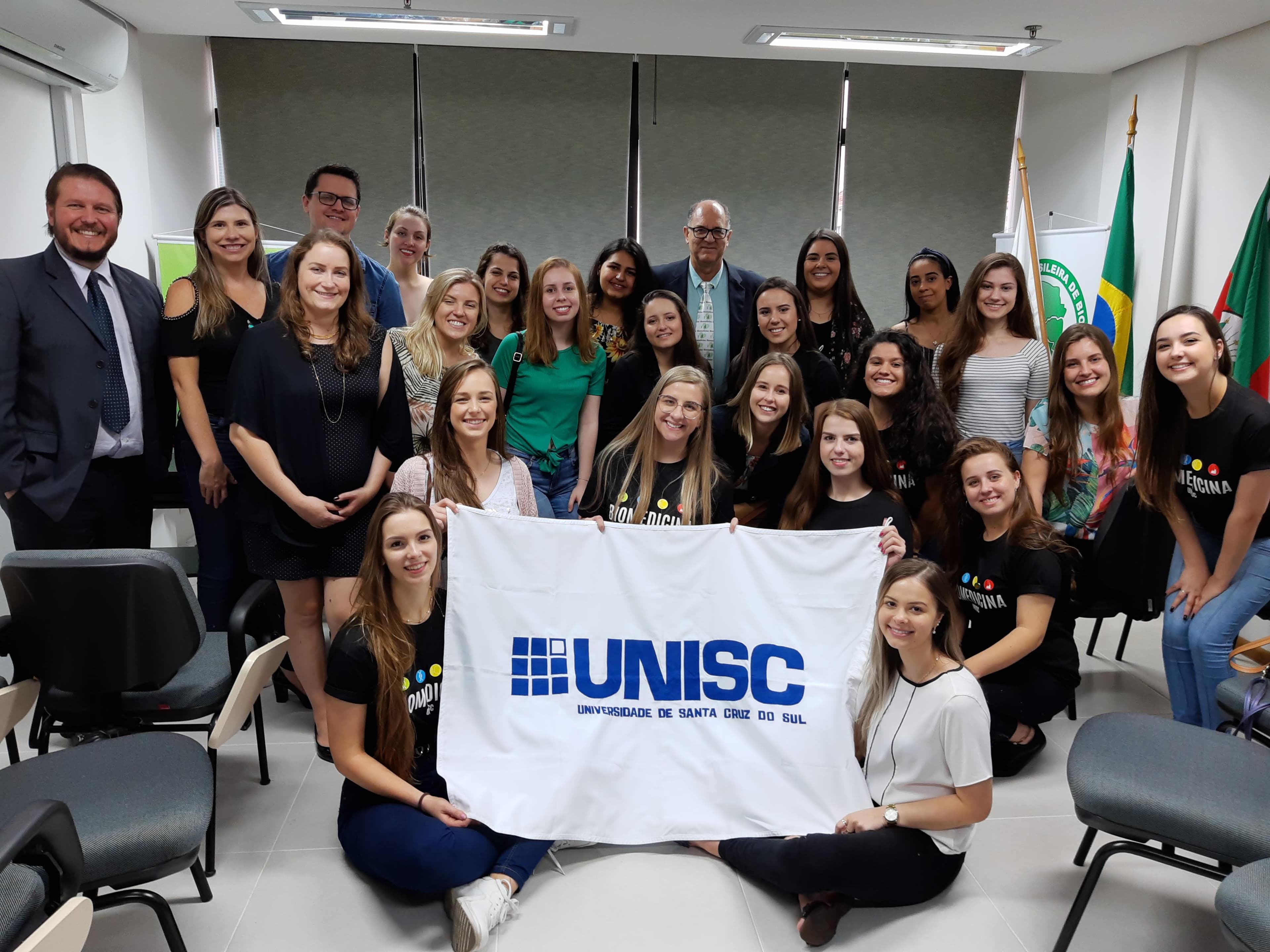 Graduandos da Unisc visitam CRBM-5 e prestigiam homenagem na Assembleia