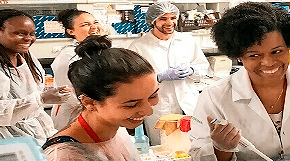 Biomédica comanda equipe que sequenciou o genoma do coronavirus no Brasil