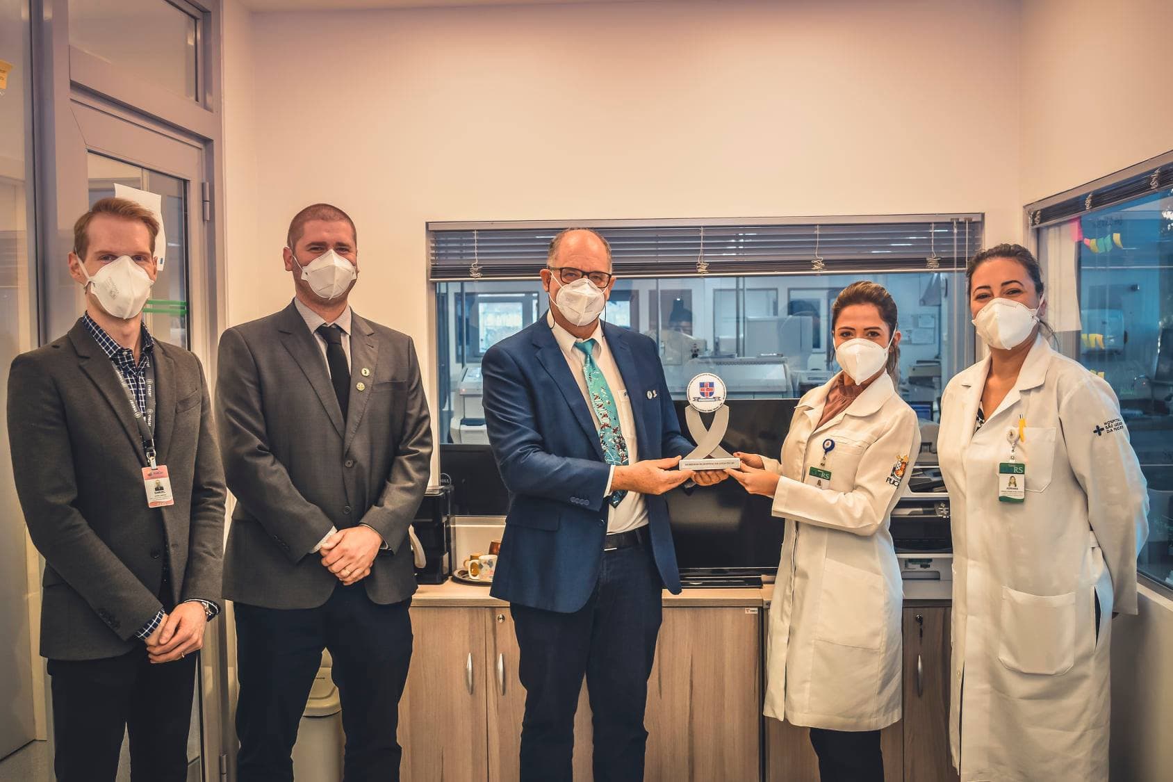 Laboratório do Hospital São Lucas recebe homenagem do CRBM-5