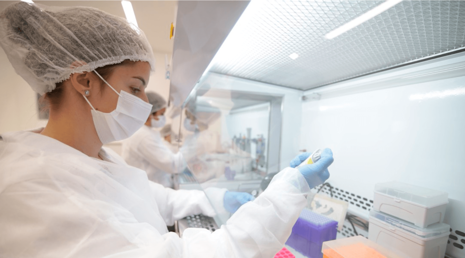 Sob responsabilidade de biomédica, laboratório do SENAI reforça combate à pandemia em Chapecó