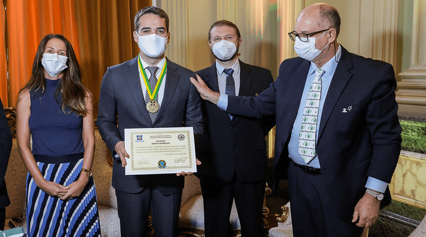CRBM-5 entrega Mérito Biomédico ao governador Eduardo Leite e ao secretário Artur Lemos Jr.