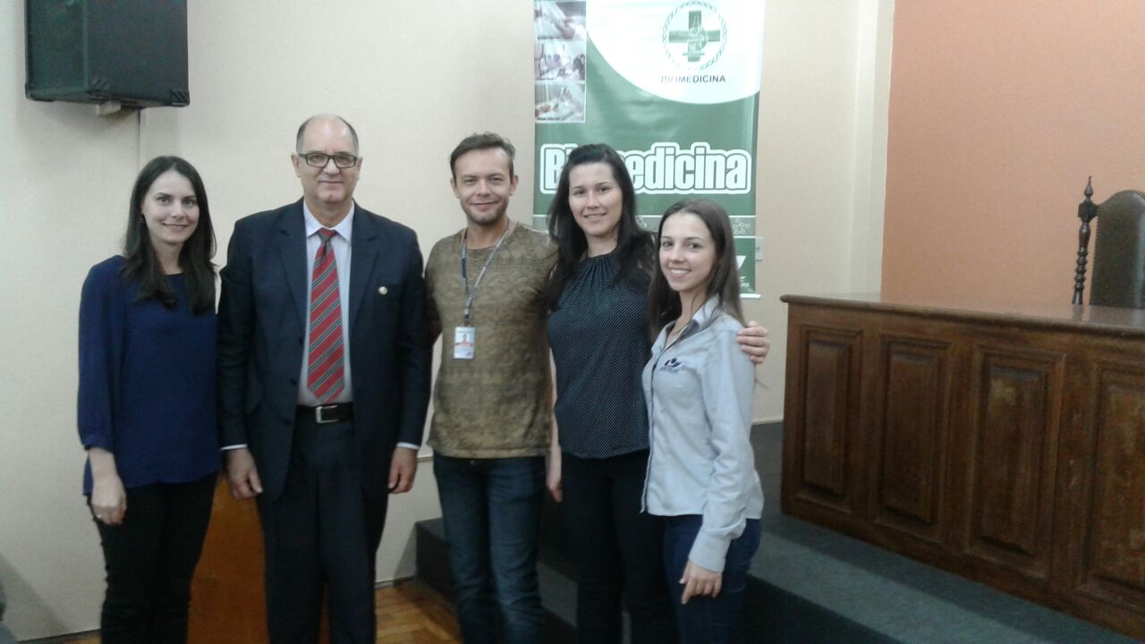 Presidente do CRBM-5 (Dr. Renato Minozzo), Coordenadora do Curso de Biomedicina (Dra. Graziella Alebrant Mendes) e professores do curso