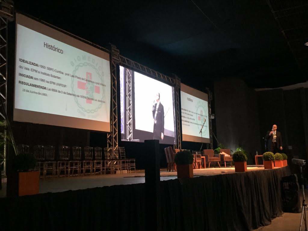 Presidente do CRBM-5 apresenta a biomedicina no Congresso do Cosems/SC